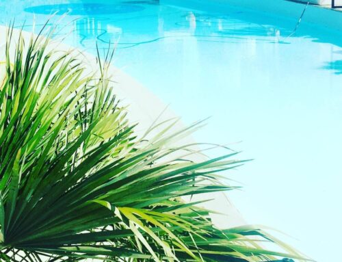 Piscina desbordante con cobertor sumergido