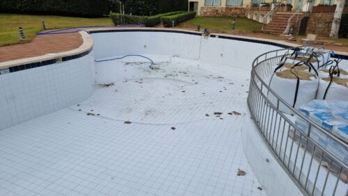 Piscina baldosa blanca de hotel en Mallorca